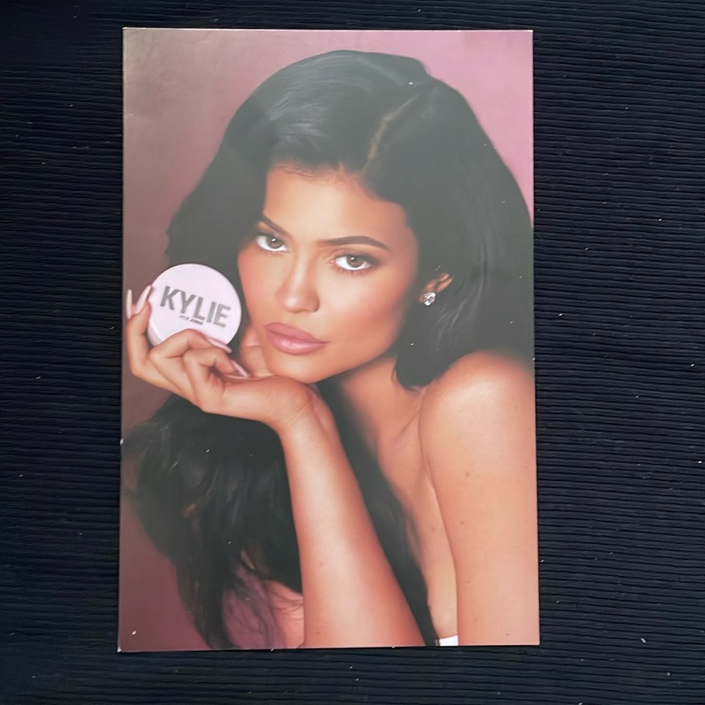 Kylie Setting Powder Post Card
